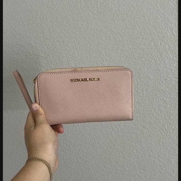- Michael Kors Pink Wristlet Wallet - Picture 1 of 3